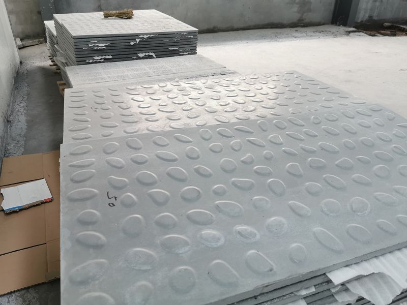 所有的高鐵都有護(hù)欄嗎？